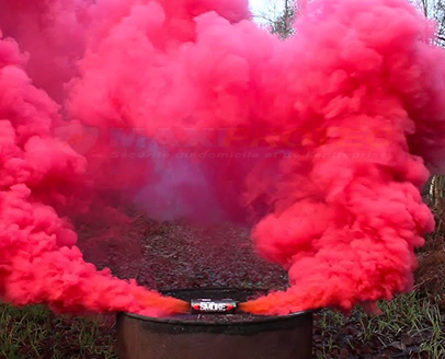 Fumigène double sortie Enola Gaye rouge en action
